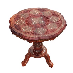 Table d'appoint irrégulière en bois de Sheesham sculpté à la main, motif floral traditionnel, accents peints à la main en noyer Aqudus Saleem, 44x44x50cm - Product Image 2
