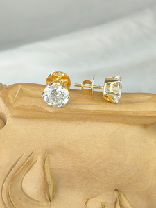 ต่างหูเพชรทรงกลมเจียระไนแบบบริลเลียนท์ในทองคำสีเหลือง ดีไซน์เหนือกาลเวลา พร้อมประกายเปล่งประกายและความเงางามสง่างามสำหรับความหรูหราในทุกๆ วัน - Product Image 2