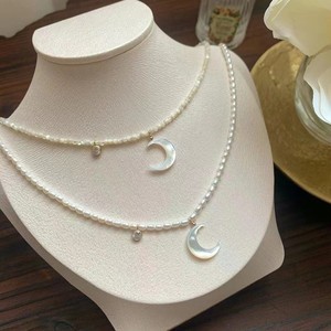 Collar de Perlas Naturales de Agua Dulce con Diseño de Luna y Concha de Mariposa Blanca, Diseño Versátil para la Moda de Primavera - Product Image 4