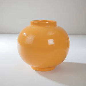 Vase en céramique orange soleil audacieux, forme globe arrondie, finition brillante élégante et attrait central saisissant pour l'intérieur moderne - Product Image 1