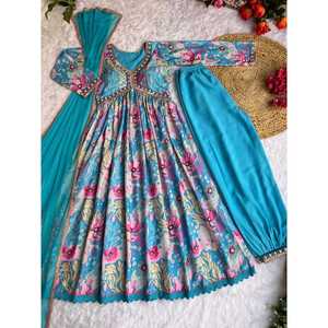 Ensemble de vêtements ALIA en mousseline de coton imprimé de créateur avec bas découpé et dupatta en bleu ciel - Product Image 1