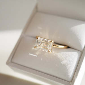 Bague de fiançailles solitaire minimaliste en or jaune massif 14 carats avec diamant de laboratoire certifié IGI taille émeraude 2 carats serti à griffes - Product Image 4