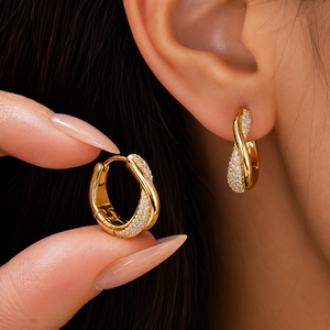 Boucles d'oreilles créoles torsadées plaquées or de luxe, micro-pavées de diamants, design couronne tendance, bijoux élégants de créateur pour femme - Product Image 5