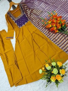 Conjunto de Pantalón y Kurta Anarkali de Viscosa para Mujer con Dupatta a Rayas, Elegante, Festivo, Ropa Étnica para Fiestas - Product Image 4