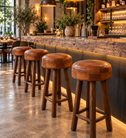 Tabouret de bar en cuir style rétro ferme, siège rond surpiqué, pieds en bois, hauteur de comptoir pour restaurant et bar