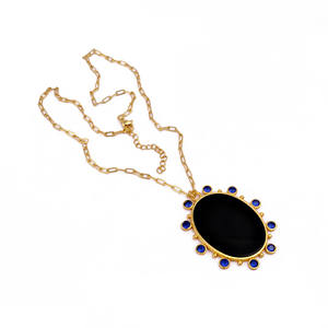 Collier en onyx noir naturel avec calcédoine bleue et chaîne plaquée or - Bijou délicat à maillons ajustables avec accents - Product Image 2