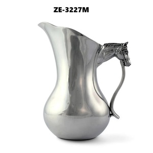 Carafe en métal artisanale de luxe, accent rustique vintage pour les espaces de repas, carafe en acier inoxydable écologique de designer avec finition soignée - Product Image 3