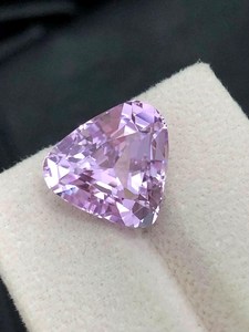 Kunzita natural sin tratar, corte triangular, rosa pastel lavanda, piedra preciosa facetada suelta para joyería - Product Image 1