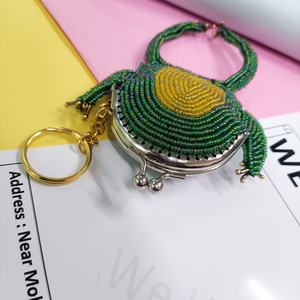 Porte-monnaie grenouille perlé fait main sur mesure avec fermoir métallique et porte-clés – Mini sac artisanal unique pour pièces de monnaie et accessoires - Product Image 4