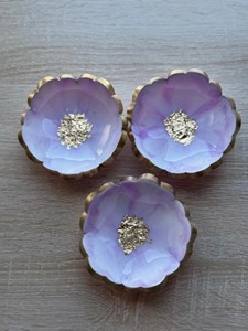 Bol en résine écologique en forme de fleur, fait main, design minimaliste pour la décoration moderne de la maison et des mariages - Product Image 2