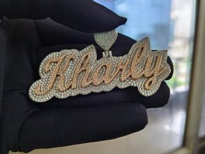 จี้ชื่อแบบสองสีสั่งทำพิเศษ ประดับเพชรโมอิสซาไนต์ ตัวอักษรประดับเพชรเต็มตัว พร้อมจี้รูปหัวใจ เงินแท้ชุบทอง - Product Image 5