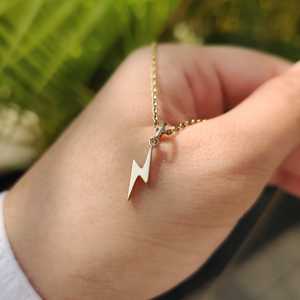 สร้อยคอจี้รูปสายฟ้าประดับโมอิสซาไนต์ทรงบริลเลียนท์สุดหรู ดีไซน์ทันสมัย พร้อมสร้อยเงินแท้ 925 สำหรับผู้หญิง เหมาะสำหรับงานแต่งงาน งานครบรอบ และงานปาร์ตี้ - Product Image 3