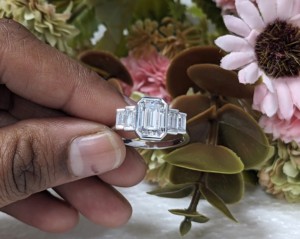 แหวนเพชรทองคำขาว 14k สำหรับผู้หญิง แหวนเพชรห้าเม็ด 1.95 กะรัต เพชรทรงเหลี่ยมมรกต เพชรเพาะเลี้ยงในห้องปฏิบัติการ แหวนหมั้นสุดหรู รับรองโดย IGI - Product Image 1