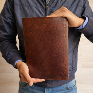 Libro de Sombras Grande Hecho a Mano en Cuero - Diario Grimoire Vintage y Libro de Invitados Rústico para Bodas con Papel de Borde Irregular - Product Image 3