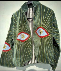 Chaqueta Corta de Terciopelo Verde con Bordado de Ojo Turco, Estilo Étnico de Lujo para Mujer, Cuello Alto Dorado, Fabricante Personalizado - Product Image 3