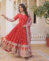 Collections de robes Anarkali les plus belles pour mariages et festivals indiens, avec broderies lourdes en sequins et Zari, et ensemble dupatta.