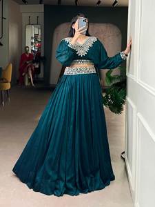 Là où la tradition du Lehenga Choli rencontre le design contemporain, cet ensemble coordonné en soie Vichitra offre un look ethnique intemporel. - Product Image 2