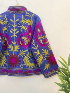 Veste Suzani en velours bleu brodée à la main, style bohème, à fleurs, pour l'hiver, idéale pour les fêtes, les mariages, la mode et comme cadeau de mariage. - Product Image 6