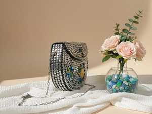 Bolso de mano tipo clutch premium de nácar con cadena de hombro desmontable para eventos nocturnos - Product Image 6
