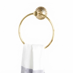 Toallero de latón antiguo con medallón, hecho a mano, para colgar en la pared, estilo vintage, para baño de lujo y hoteles. - Product Image 2