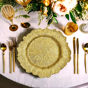 Platos decorativos redondos vintage con diseño floral dorado para mesas de boda, ideales para banquetes de lujo en hoteles y restaurantes. - Product Image 6