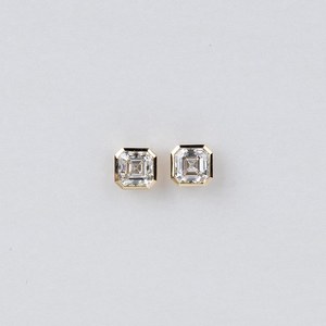 ต่างหูเพชรทรง Asscher ขนาด 1.01 กะรัต ผลิตในห้องปฏิบัติการ ประดับขอบแบบ Bezel ตัวเรือนทองคำ 18K เหมาะสำหรับโอกาสพิเศษ งานฉลองครบรอบ สำหรับคู่รัก - Product Image 1