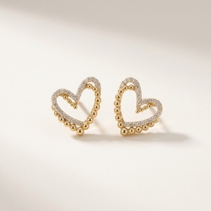 Boucles d'oreilles unisexes en or jaune 14 carats, minimalistes, avec diamant CVD de laboratoire taille brillant, bordure perlée, halo, certifiées IGI, motif cœur ouvert - Product Image 1