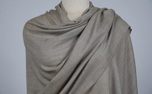 Elegante Pashmina de Cachemira Unisex, Estola Lisa, Suave y Ligera, Color Caqui, Chal de Diseño de Lujo, Perfecto para Ocasiones Festivas - Product Image 5