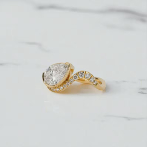 Anillo de Diamante Cultivado en Laboratorio con Corte de Pera en Oro Amarillo con Diamantes Laterales, Elegante Anillo de Compromiso, Regalo Nupcial de Lujo para Mujer - Product Image 3
