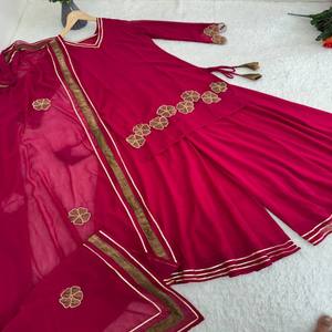 Ensemble Kurti élégant en Georgette VASTRA COTTAGE avec Kurti et Dupatta richement brodés et Palazzo à bordure en dentelle, pièce de créateur à jupe ample et élégante - Product Image 6