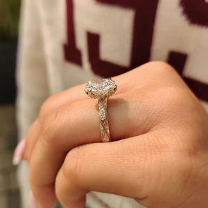 Bague de fiançailles classique en or avec diamant taille ovale vintage et sangle milgrain ornée, bijou de mariée élégant, style antique, luxe - Product Image 3