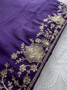 Sari de seda pura con hermoso bordado floral en toda la prenda, perfecto para cualquier evento festivo. - Product Image 5