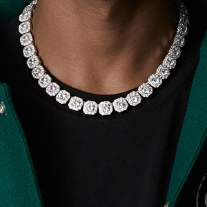 Collar de lujo para hombre con cadena cubana y halo cuadrado de moissanita en tono oro blanco, estilo hip hop, ideal para fiestas y regalos. - Product Image 3