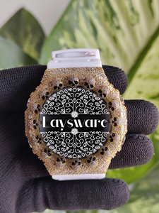 Montre de Luxe Unisexe Hip Hop avec Lunette Crâne Sertie de Moissanite VVS, Boîtier Doré, Bracelet en Caoutchouc Blanc et Cadran Blanc - Product Image 6