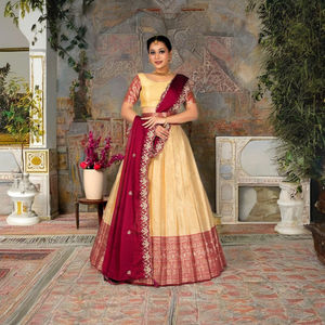 Lehenga Choli de Seda Banarasi con Motivos Tejidos Ricos, Borde Tradicional Ancho, Estilo de Blusa Elegante y Dupatta a Juego - Product Image 1