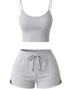 Ensemble décontracté deux pièces gris clair pour femme : crop top côtelé à fines bretelles et short à cordon de serrage – Vente en gros fabricant - Product Image 1