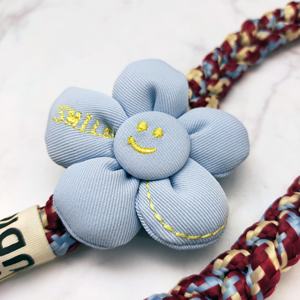 Correa de Teléfono Trenzada de Nailon y Metal, Resistente y Portátil, Diseño de Flor de Cinco Pétalos, Suave, Mantiene el Teléfono Seguro, Agrega un Toque Divertido al Look Diario - Product Image 3