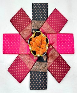 Sari de Seda Rosa con Puntos Dorados, Traje Tradicional Indio para Bodas, para Mujer, Largo hasta el Suelo, Corte Regular - Product Image 4