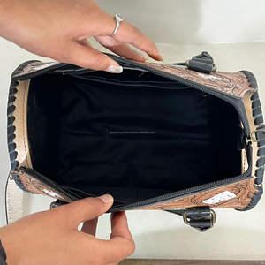 Bolso de mano grande de cuero repujado a mano estilo western con diseño de As de Espadas para mujer, bolso de viaje tipo barril, lindos bolsos de lona. - Product Image 6