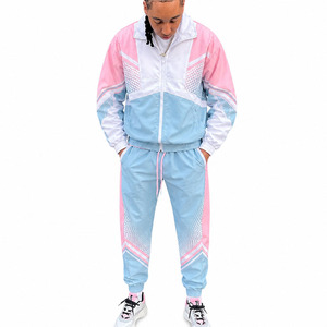 Ensemble de survêtement streetwear deux pièces pour le sport et la course, comprenant une veste coupe-vent réfléchissante en nylon froissé et un pantalon de jogging - Product Image 1