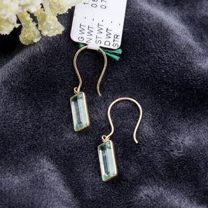 Boucles d'oreilles pendantes en or jaune 18 carats avec tourmaline verte naturelle géométrique, style fil français, Memoria Jewels, vente en gros - Product Image 6