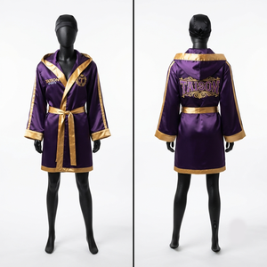 เสื้อคลุมชกมวยแบบยูนิเซ็กซ์ พรีเมียม 180 GSM ผ้าซาตินหนัง ดูดซับความชื้น พร้อมเชือกผูกข้อมือ ปักโลโก้ตามสั่ง สีม่วงทองตัดกัน - Product Image 1