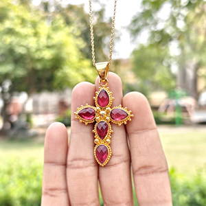 Collar chapado en oro para mujer con colgante de cruz de diseñador con rubí de corte a cuadros y cuarzo hidro para venta al por mayor de joyería. - Product Image 4