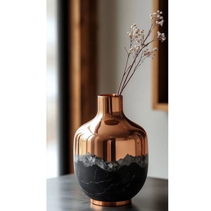 Jarrón de flores y florero de diseño dorado, ideal para decoración del hogar, personalizado, hecho a mano, la mejor decoración de interiores y diseño artesanal. - Product Image 4