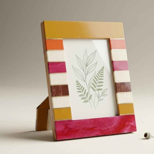 Cadre en résine incrusté fait main, porte-photo artistique avec motif contemporain pour une maison élégante - Product Image 1