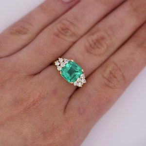 Anillo de compromiso clásico para mujer de oro macizo de 18 quilates con gema de corte esmeralda y detalles de diamantes redondos brillantes - Product Image 3