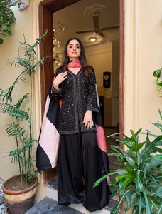 Costume de fête pakistanais noir élégant de qualité supérieure avec kurta brodée, pantalon palazzo et dupatta de créateur à vendre - Product Image 2