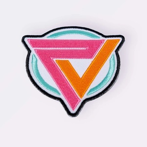 Estos parches bordados pueden presentar un borde elegante de costura fina o un robusto borde Merrow. - Product Image 2