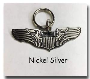 Construcción metálica de calidad premium. Diseño detallado de escudo con alas. Ideal para llaves, bolsos o regalos. - Product Image 3