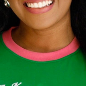 T-shirt en chenille AKA Legacy vert et rose brodé – Coton premium, style streetwear décontracté, vêtement de sororité - Product Image 2